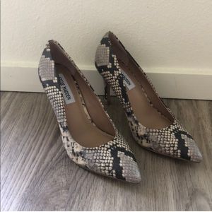 Steve Madden faux snakeskin pumps size 6